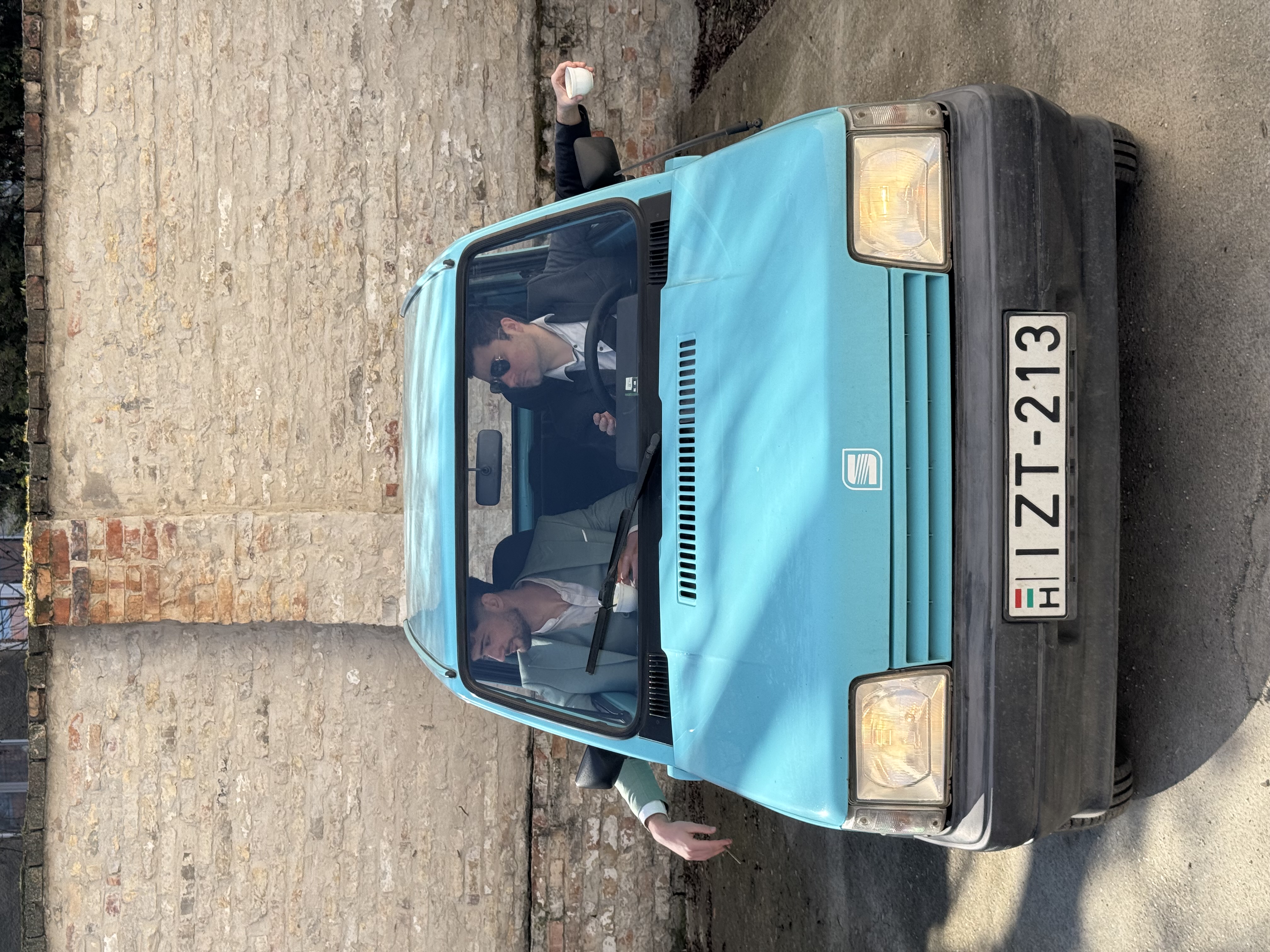 A Manager Marbella csapat pózol a türkiz SEAT Marbellájukkal